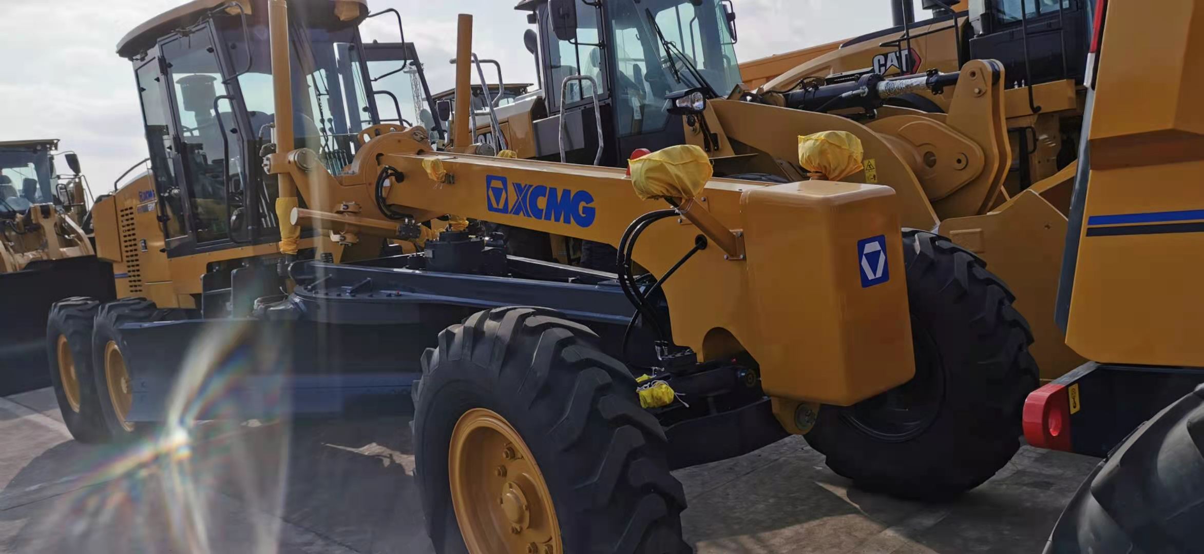 2 Units of XCMG Motor Grader GR135 and 2 Units of XCMG Single Drum Vibratory Road Roller XS103H to Latin America