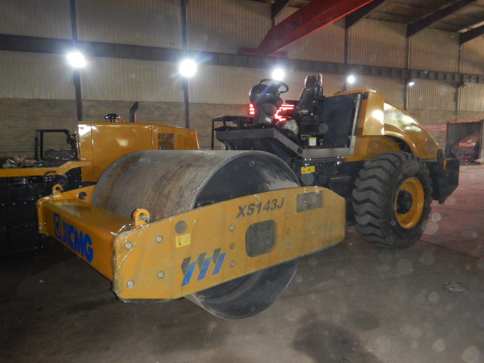 XCMG 14ton Single Drum Vibratory Roller XS143J Stuffed into Container Delivered to Africa